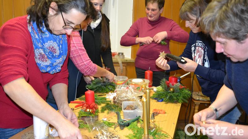 Die Frauen waren sehr kreativ und haben Adventsgestecke, Kränze und weitere Handarbeitssachen gefertigt, die am Samstag und Sonntag in der Kirche erworben werden können. Bild: gi
