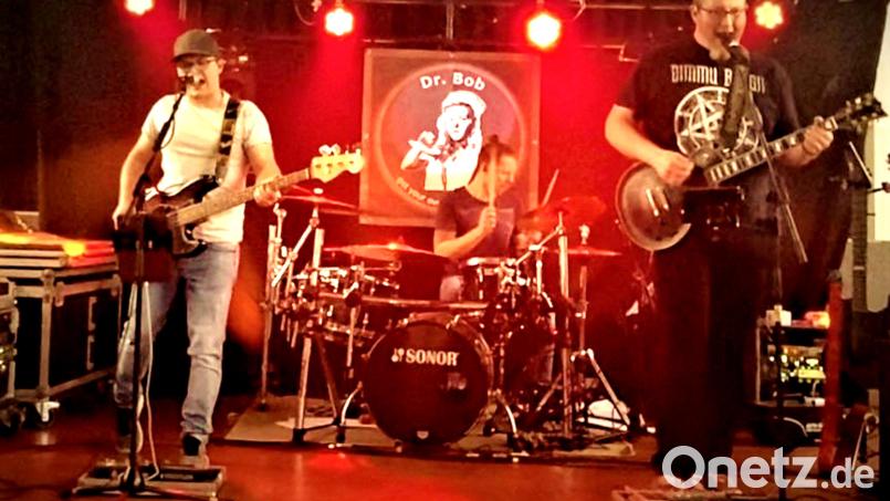 &quot;Dr. Bob&quot; gibt mit Sandro Hochwart, Tobias Bauer und Christian Schmucker (von links) am Samstag das Debüt im Bistro &quot;Flamingo&quot; ab. Bild: fjo