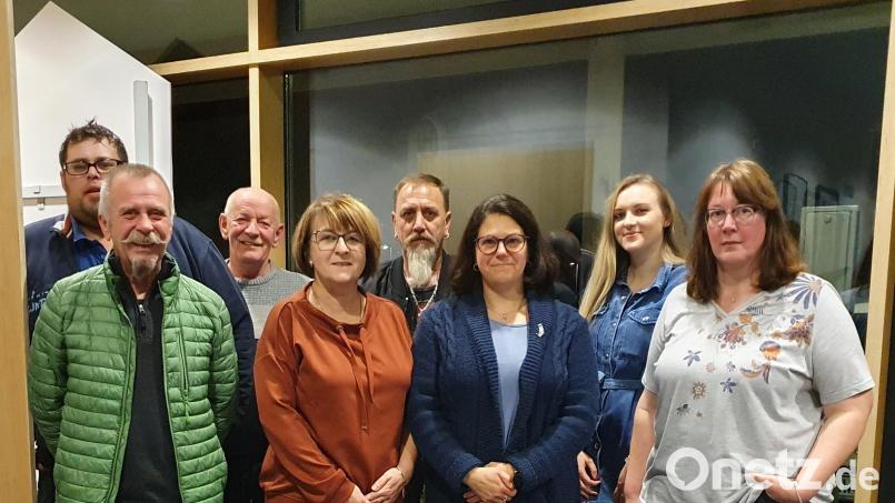 Das ist die Führungsriege der Baugenossenschaft des Eisenbahnpersonals (von links): Zweiter Vorsitzender Siegfried Teichert, Dritter Vorsitzender Thomas Bartl, Reinhard Kaatzke, Vorsitzende Ingrid Teichert, Ralph Witzsch, Nancy Sollfrank, Michelle Majewski und Simone Domogalla. Bild: Ingrid Teichert/exb