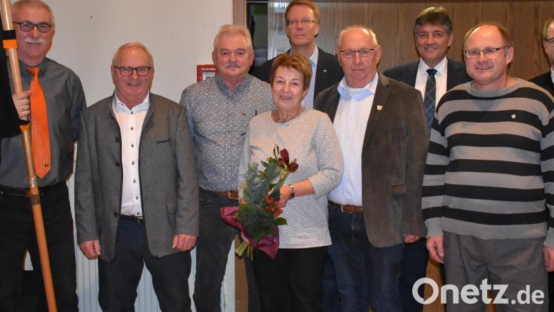 Kolping-Vorsitzender Andreas Greiner (hinten Mitte) nahm die Ehrungen der langjährigen Mitglieder zusammen mit Pfarrer und Kolping-Präses Daniel Fenk (rechts) vor. Bild: rgr