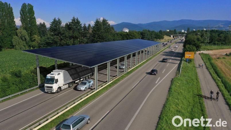 Solche PV-Überdachungen für Straßen soll es auch in Amberg geben, wenn es nach Andreas Schletz und Johannes Klier geht. Bild: Fraunhofer ISE