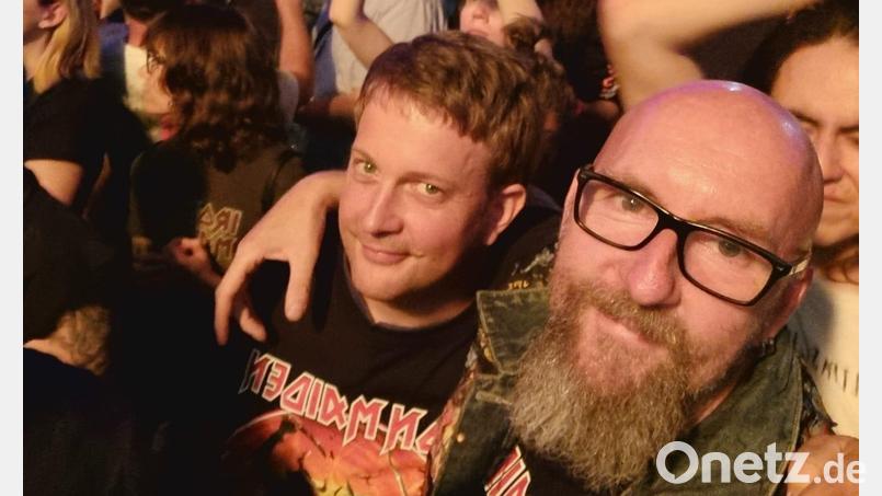 Filmemacher Andreas Krieger (links) und Andy auf einem Iron-Maiden-Konzert. Bild: Krieger/exb