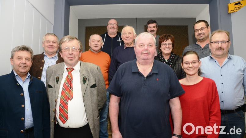 Einstimmig bestätigten die Musiker und passiven Mitglieder den Vorstand: Vorsitzender Bernhard Meiler, zweiter Vorsitzender Konrad Steiner, Kassier Georg Kick, Vertreterin Katherina Mack und Schriftführer Hans Gruber (vordere Reihe von links). Dritter Bürgermeister Hans Kick (zweite Reihe, links), leitete die Wahl in der auch die Beisitzer Josef Kres, Hermann Frischholz, Martina Weikmann und Florian Zinkl als Beisitzer gewählt wurden (zweite Reihe von links). Die Kasse prüfen Franz Hantsche und Helmut Grünbauer (obere Reihe von links). Bild: bey