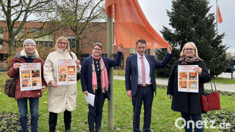 Oberbürgermeister Jens Meyer hisst mit der Gleichstellungsbeauftragten der Stadt Weiden, Susanne Reinhardt (Mitte), und Vertreterinnen des Weidener Frauenhauses sowie des Vereins Dornrose die Flagge zum Orange Day Bild: Stadt Weiden/exb