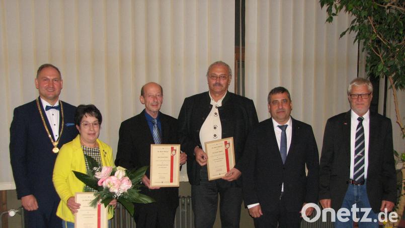 Gemeinsam mit seinen Vertretern Siegfried Janner (Zweiter von rechts.) und Johann Gurdan (rechts) überreicht Bürgermeister Richard Kammerer (links) die Ehrenamtsurkunden an Elke Hackbarth, Richard Paulus und Norbert Magerer (Zweite, Dritter, Vierter von links). Bild: knh