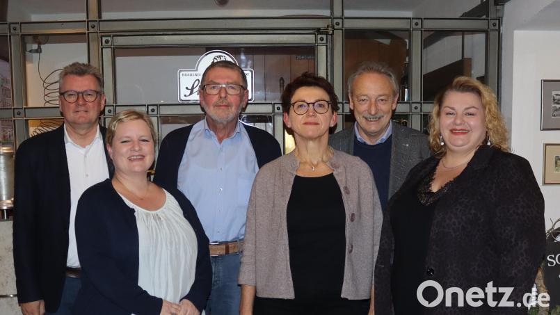 Der neue Vorstand der Verkehrswacht (von links): Vorsitzender Michael Göth, stellvertretende Geschäftsführerin Nicole Mende, stellvertretender Vorsitzender Johann Gebhardt, Geschäftsführerin Rosalia Wendl, Gernot Schötz, Vorsitzender der Kreisverkehrswacht, und Schatzmeisterin Petra Pöhlmann. Bild: mfh