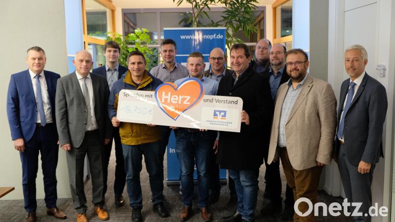 Die Rathauschefs aus dem Regionalmarktbereich Eschenbach/Pressath der Volksbank Raiffeisenbank Nordoberpfalz freuen sich über die Spenden des Geldinstituts an die Vereinswelt. Bild: do