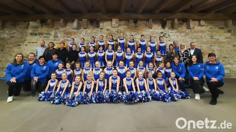 Die Vilsecker Gardemädchen freuen sich zusammen mit ihren Trainerinnen auf die Fünfte Jahreszeit. Bild: Stefanie Gradl
