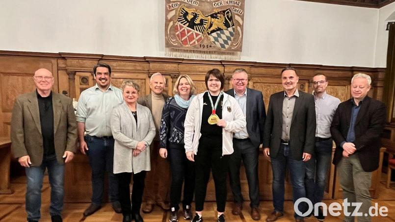 Empfang im Rathaus für Junioren-Weltmeisterin im Ju-Jutsu-Fighting, Viola Fritsche (Fünfte von rechts), die stolz ihre Medaille zeigte. Bild: Wolfgang Meier, Stadt Amberg/exb