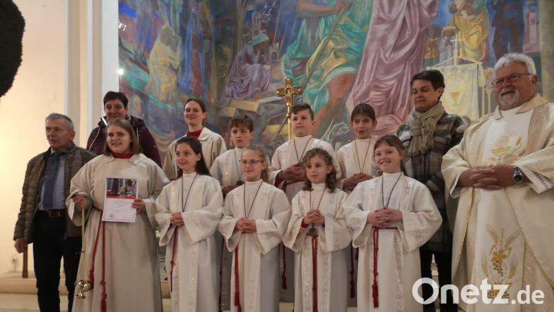 Sieben neue Ministranten wurden in die Gemeinschaft der Pfarrei St. Michael in Oberwildenau aufgenommen. Bild: rgl