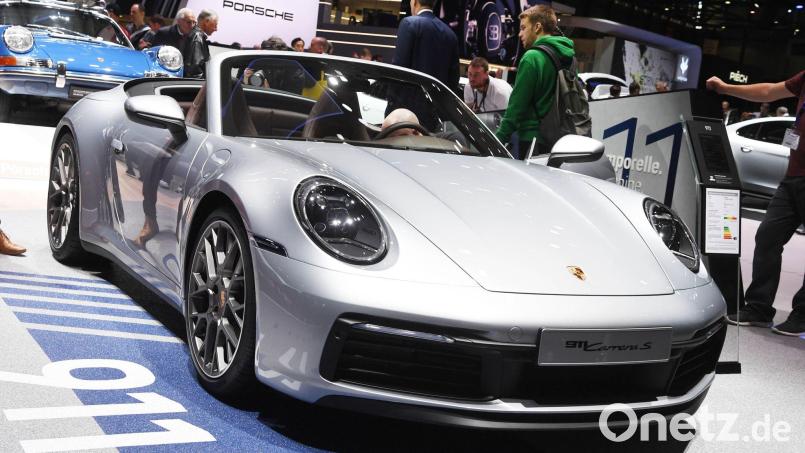 Auf dem Genfer Autosalon wird ein Porsche 911 Cabriolet präsentiert. Symbolbild: Uli Deck/dpa