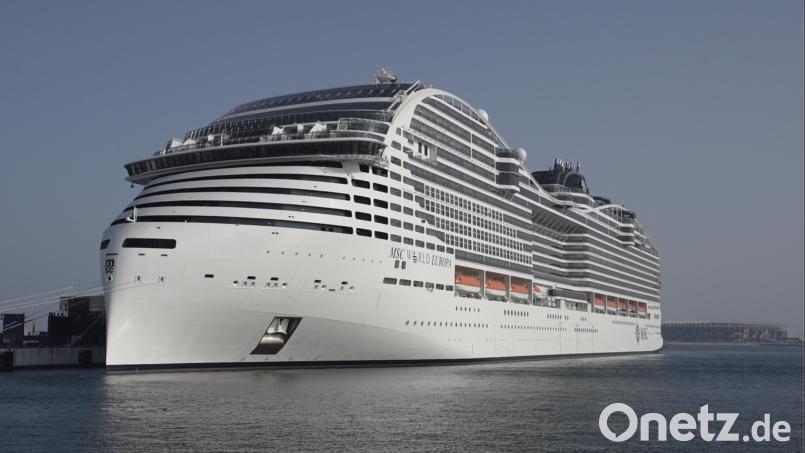 Das 22-Deck-Kreuzfahrtschiff MSC World Europa, ein schwimmendes Hotel, hat an den Hafen von Doha angedockt und bietet Platz für rund 6700 WM-Fans. Auch Sebastian Kress hat sich in ein Kreuzfahrtschiff im Hafen von Doha eingebucht. Symbolbild: Hassan Ammar/dpa