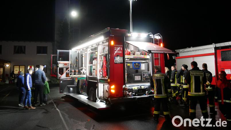 Nach der Ankunft des TLF 3000 beim Gerätehaus besichtigten die Feuerwehrler das neue Fahrzeug. Bild: hmr