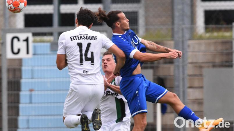 David Bezdicka (rechts) erzielte den einzigen Weidener Treffer bei der 1:3-Niederlage beim SC Eltersdorf. Das Bild zeigt eine Szene aus dem Hinspiel, das die SpVgg SV Weiden mit dem gleichen Ergebnis gewonnen hatte. Bild: Büttner, Gerhard