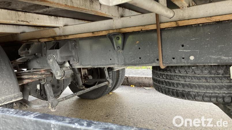Der Aufbau des Kleintransporters war laut Polizeibericht offensichtlich „Marke Eigenbau“. Bild: Verkehrspolizeiinspektion Amberg/exb