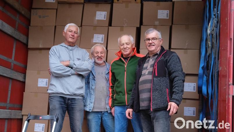 Viele fleißige Hände packten beim Verladen der in Pressath gesammelten Altkleider mit an. Von links: Franz Ficker, Hans Karl, Anton Waldmann und Gerhard Merkl. Bild: bjp