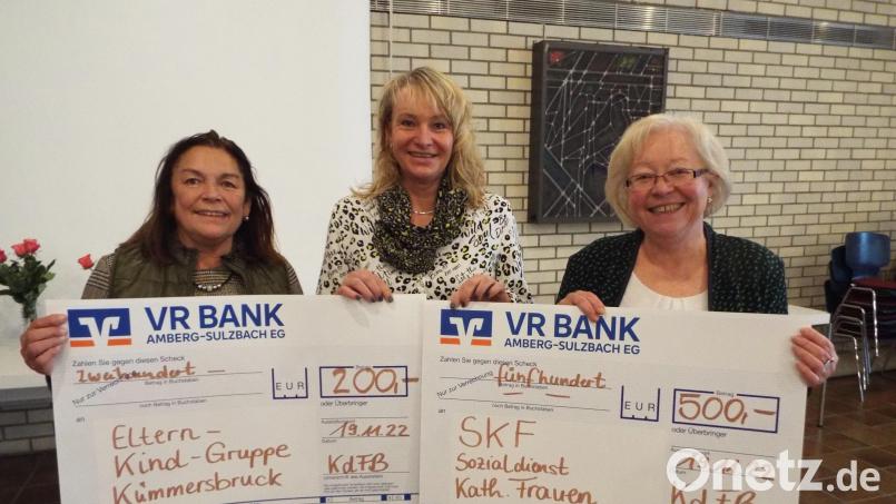 Frauenbund-Vorsitzende Mitte Doris Schmalzl (Mitte) überreichte symbolisch Spendenschecks an Marianne Gutwein (rechts) für den SkF und an Helga Löw für die Eltern-Kind-Gruppe. Bild: e