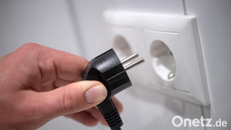 In einer Eilentscheidung hat Neukirchens Bürgermeister Peter Achatzi die Stromversorgung seiner Gemeinde für 2023 sichergestellt. Symbolbild: Sina Schuldt/dpa