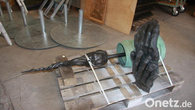 Die Zoiglskulptur II, die bereits vor Monaten in Falkenberg angeliefert wurde, lagert noch in einer Halle. Archivbild: wro