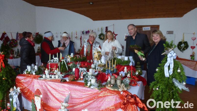 Der Adventsbasar in Weiherhammer brachte über 2000 Euro ein. Die Einnahmen werden wieder für soziale Zwecke gespendet. Bild: bk