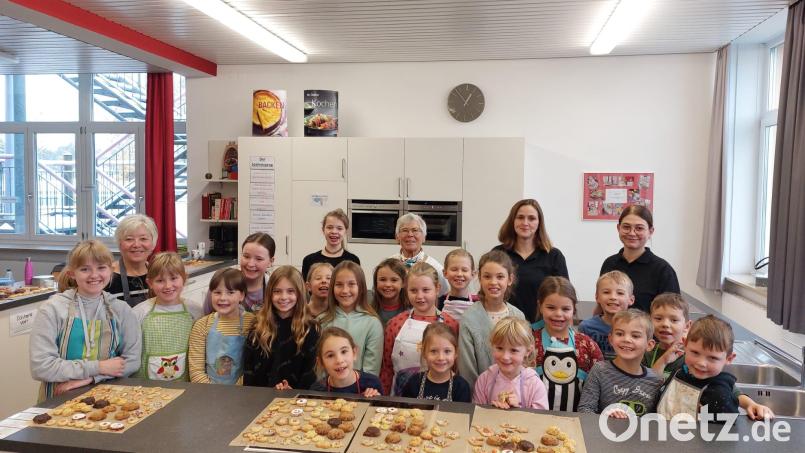 Weihnachtszeit ist Plätzchenzeit. Zum Plätzchenbacken luden Mirjam Müller und Regina Sächerl (von rechts) zusammen mit Anna Haberkorn und Monika Köberl (von links) ein. Bild: Barbara Weismeier/exb