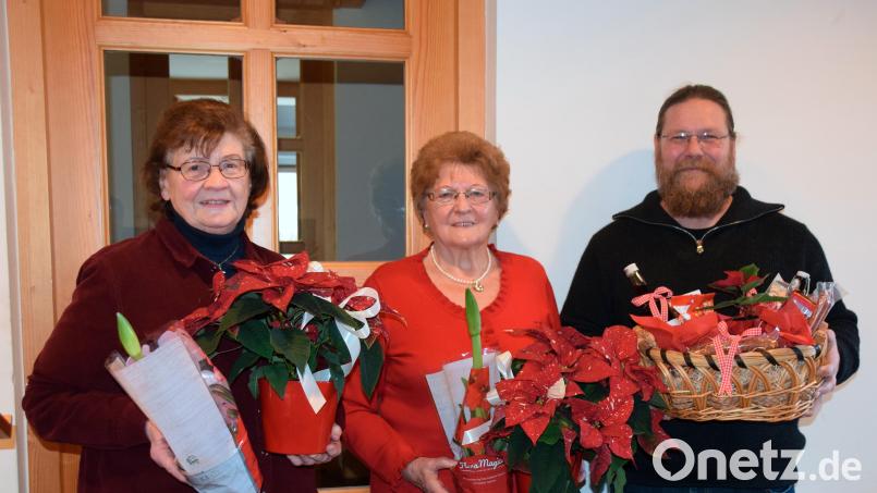 Blumen und Geschenke gab es für Elsbeth Vogel und Karolina Seitz (von links), einen Geschenkkorb bekam Diakon Bernd Deyerl. Bild: wku