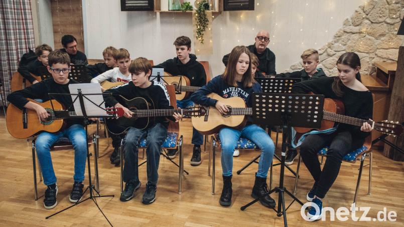 Gitarrenlehrer Christian Nesner hatte mit seinen Schülern Stücke von den Beatles oder CCR im Gepäck. Bild: Musikschule Bruckner/exb