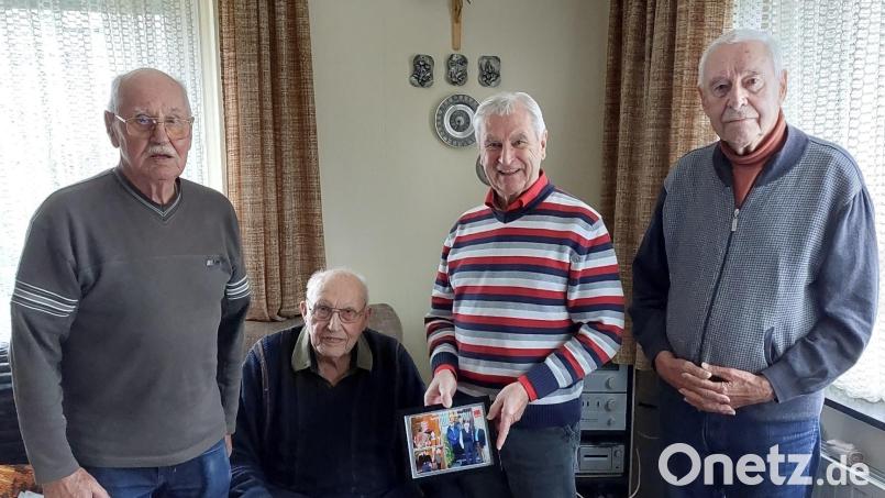 Alois Lippert (sitzend) nahm an seinem Geburtstag auch die Glückwünsche von (von links) Hans Reger, Manfred Haberzeth und Hubert Brunner vom Verdi-Seniorenvorstand Oberpfalz entgegen. Bild: Manfred Haberzeth/exb