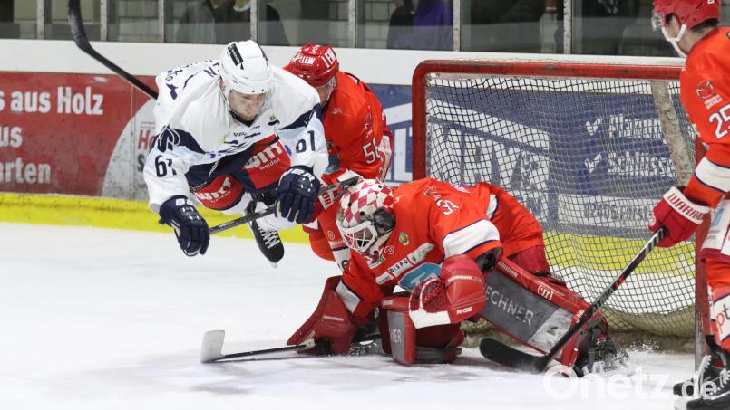 Flugeinlage von Chad Bassen vor dem Peitinger Kasten: Die Blue Devils gewannen am Freitagabend beim EC Peiting mit 3:2. Bild: Roland Halmel