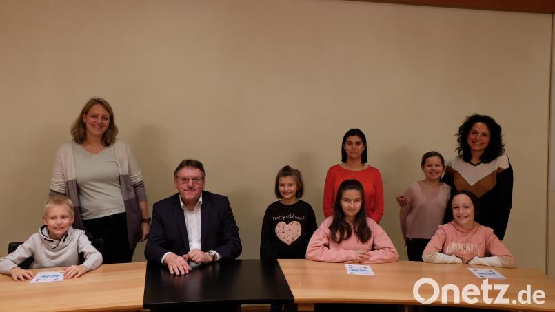 Den glücklichen Gewinnern überreicht Bürgermeister Hans-Martin Schertl (Dritter von links) die Familienbadekarten für 2023 (von links): Felix und Katharina Kreuzer, Sarah, Verena und Karin Braun sowie Fiona, Marlene und Patricia Höser. Bild: Stefanie Gradl