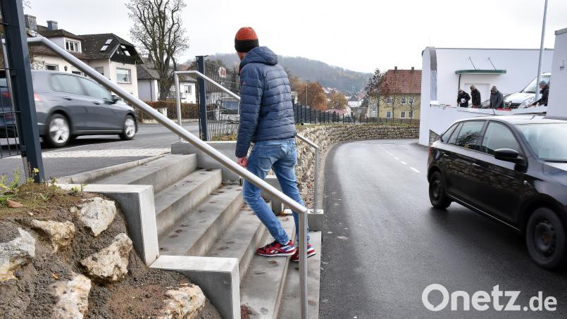 Links die vielbefahrene B14, rechts die Auffahrt zum Parkdeck - Fußgänger fühlen sich an der nicht barrierefreien Treppe gegenüber dem Reformhaus geradezu &quot;eingezwickt&quot; zwischen den Autos. Einen eigenen Fußgängerweg zu den Arkaden-Geschäften gibt es nicht. Bild: Stephan Huber
