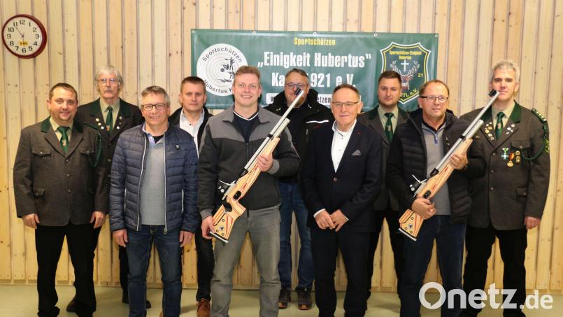 Die anwesenden Sponsoren durften gleich die neuen Gewehre testen. Im Gegensatz zu den Vorgängerwaffen arbeiten sie umweltschonend mit Pressluft. Im Bild: (vorne von links) Andreas Kausler, Daniel Heining, Holger Pühl, Wolfgang Schultes, Helmut Radimerski, (hinten von links) Hermann Janke, Reiner Wagner, Georg Fütterer, Fabian Böhm und Vorsitzender Wolfgang Raps. Bild: rpp