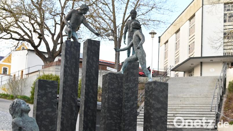 Der Betonsockel des Lausbuben-Brunnens in Gebenbach ist marode und nach Einschätzung von Fachfirmen „nicht mehr sanierungsfähig“. Ob auf einen Brunnen verzichtet wird und die Lausbuben auf einem mit Granitkleinsteinen gepflasterten Plateau aufgestellt werden, ist noch offen. Bild: gf
