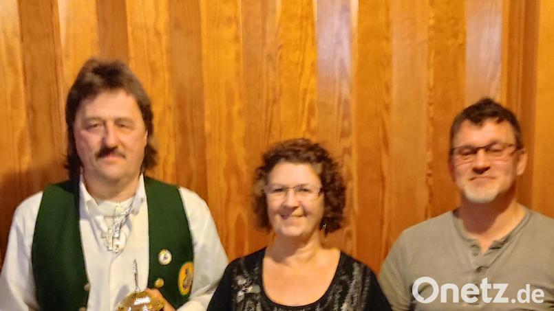 Sie hatten die Nase vorn bei den Vereinsmeisterschaften von Gut Pris Tanzfleck (von links): Vorsitzender Josef Fellner, Christa Schirbl und Manfred Rauscher. Bild: bk