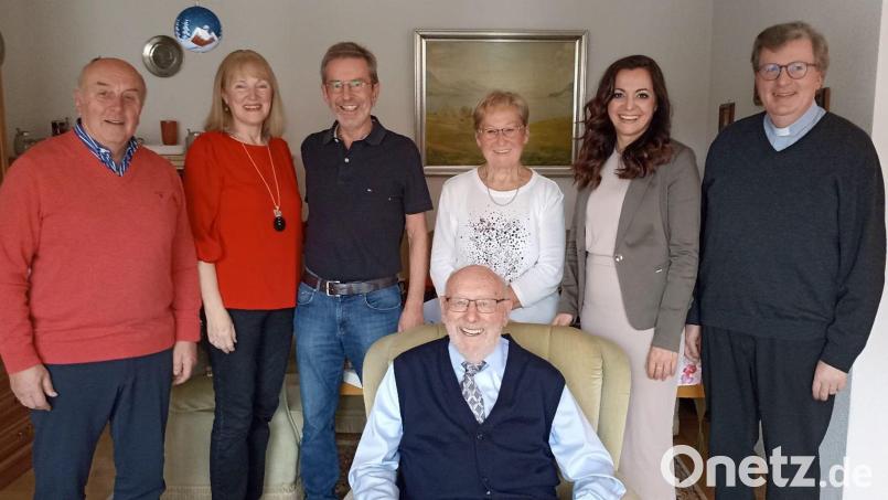 Glückwünsche zum 95. Geburtstag: Im Bild von links Seniorenbeauftragter Gerhard Weber, Familie Schöffel, Nichte Marita Daubner, Bürgermeisterin Margit Bayer, Stadtpfarrer Bernd Philipp und vorne Jubilar Helmut Schreyer. Bild: Stadt Waldershof/exb