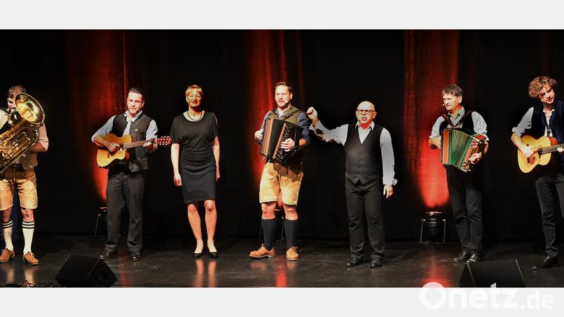 Die Couplet AG und das Trio Schleudergang begeisterten ihre Fans im rappelvollen Kubus. Unser Bild zeigt (von links) Raimund Pauli, Roland „Bämerl“ Stetter, Bianca Bachmann, Florian Weinmann, Jürgen Kirner sowie Bernhard Gruber und Berni Filser. Bild: gf
