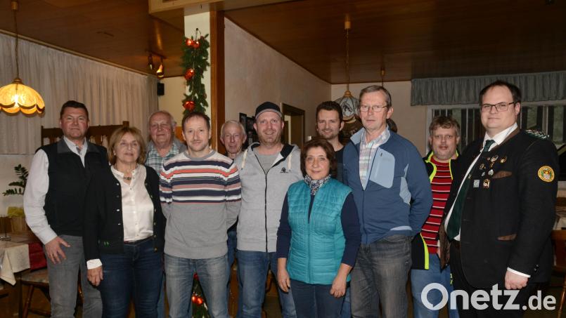 Bürgermeiser Rainer Rewitzer (links) und Gauschützenmeister Stefan Brandmiller (rechts) sind höchst zufrieden;: Der Schützenverein 1516 Pleystein hat mit Erster Schützenmeisterin Annelie Stahl, Zweiten Schützenmeister Thomas Enslein, Kassier Andreas Müllner, Schriftführerin Annelies Hartung, Sportleiter Herbert Stahl (vorne, von links), den Kassenprüfern Alois Hubmann und Helmut Fraunhofer sowie den Beisitzern Johannes Baier und Manuel Götz (hinten, von rechts) wieder eine komplette Führungsriege. Bild: bey