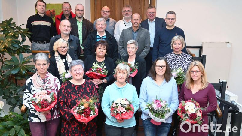 Oberbürgermeister Michael Cerny ehrte Mitarbeiterinnen und Mitarbeiter für ihre 40- oder 25-jährige Treue. Bild: Stadt Amberg, Thomas Graml/exb