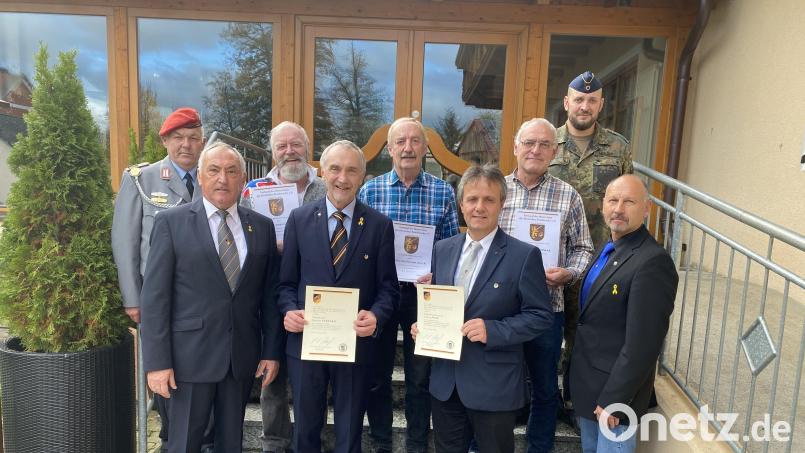 Beim Verband der Reservisten der Deutschen Bundeswehr, Kreisgruppe Oberpfalz Mitte, wurden verdiente Mitglieder und Mandatsträger geehrt (von links): Stabsfeldwebel Johann Rothut, Ehrenvorsitzender Werner Gebhard, Hans-Reiner Heldrich, Bertram Gebhard, Werner-Paul Schmidt, Ludwig Nerb, Manfred Fuchs, Hauptfeldwebel Dietmar Müller vom Logistik-Bataillon 472 und Bezirksvorsitzender Manfred Zettl. Bild: bö