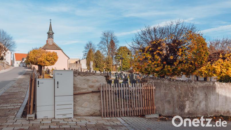 Am Friedhof in Bärnau ist zum zweiten Mal eine Probemauer errichtet worden (links neben Holzzaunelement). Wenn das Denkmalamt den „Entwurf“ freigibt, kann die Ausschreibung für den Neubau der Mauer starten. Bild: Susanne Forster