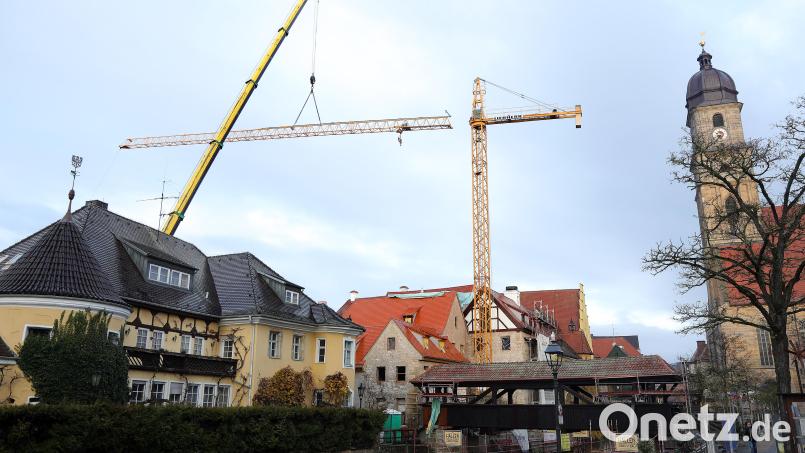 Seit Mai 2021 prägte der Kran beim Bootshaus das Altstadtbild. Am Samstag wurde das riesige Gerät wieder abgebaut. Seine Arbeit ist erledigt. Bild: Wolfgang Steinbacher