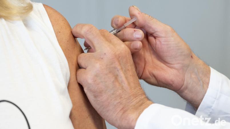 Die Grippewelle grassiert. Das Bayerische Landesamt für Gesundheit und Lebensmittelsicherheit rät deshalb zur Impfung. Symbolbild: Sebastian Kahnert/dpa