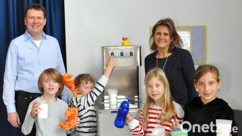 Schwer vermisst wurde der Trinkwassersprudler in der Max-Josef-Schule Amberg. Stadtwerke-Geschäftsführer Stefan Winkler übergab das neue Gerät für Schüler und Lehrer stellvertretend an Rektorin Silke Kick. Bild: Karoline Gajeck-Scheuck/exb