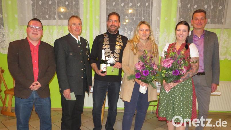 Schützenmeister Manuel Stich (links) und Bürgermeister Ernst Schicketanz (rechts) mit den neuen Königinnen und Königen . Bild: adj