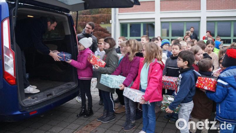 150 Päckchen aus den Grundschulen Oberviechtach, Winklarn und Dieterskirchen wurden für die Aktion &quot;Kinder helfen Kindern&quot; abgegeben. Bild: wel