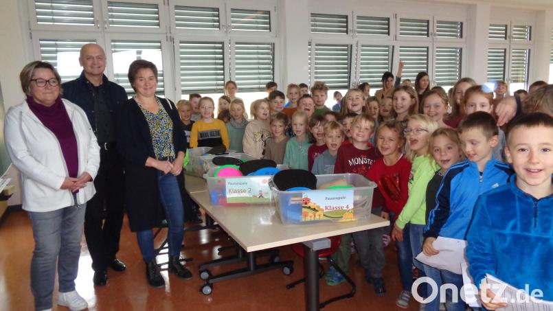 Christine Schneider, Walter Schauer und Sonja Meier (von links) übergaben die Spielekisten an die Buben und Mädchen. Bild: amö
