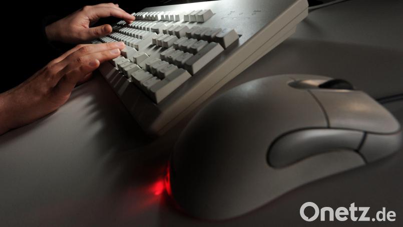 Wegen Betrugs ermittelt die Polizei, nachdem ein junger Mann aus Marktredwitz eine Spielkonsole bestellt, 450 Euro dafür bezahlt und nie erhalten hat. Symbolbild: Jochen Lübke