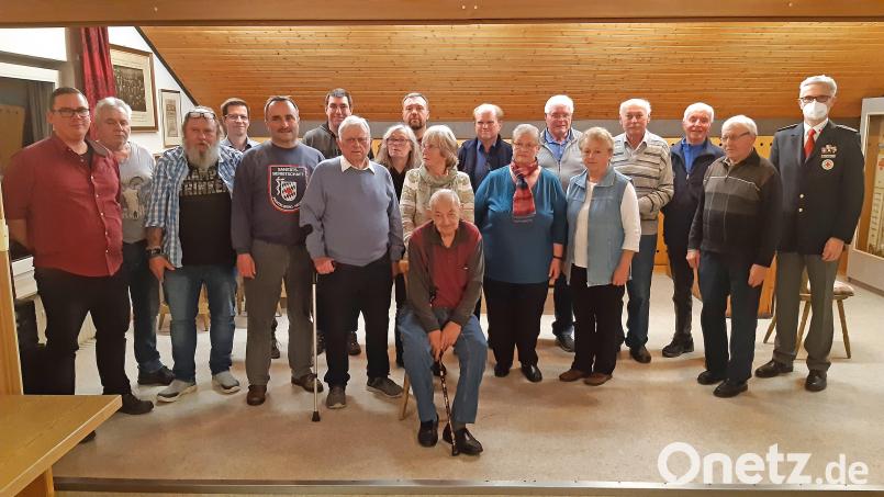 Die Geehrten mit den Ehrengästen (von links) Sebastian Braun, Stephan Braun, Achim Stumpf, Drittem Bürgermeister Jens Eckert, Bereitschaftsleiter Josef Markhof, Matthias Herrmann, Anton Markhof, Beate Kascha, Markus Braun, Rosemarie Pickert, Rolf Böttger, Peter Zaus, Sieglinde Kastl, Josef Bischof, Christa Markhof, Horst Kastl, Hans Wolf, Josef Matt und Kreisbereitschaftsleiter Richard Knorr. Bild: BRK-Kreisverband/exb
