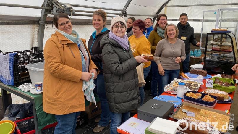 Mitglieder des Elternbeirats und weitere Helferinnen beim Kuchenverkauf in Nonnhof Bild: no
