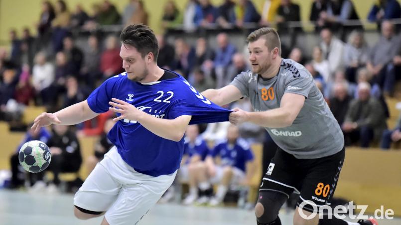 Auch wenn in dieser Szene Bastian Schaller (rechts) von der HG Amberg alle Verteidigungsmittel einsetzt, war Maxim Pankraz von der SG Auerbach/Pegnitz als bester Werfer mit neun Treffern im Derby nicht zu bremsen. Bild: Hubert Ziegler